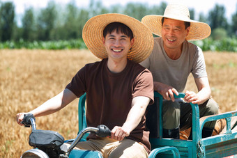 驾驶农民老年人东方人农田写实场景