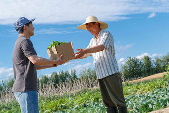 农民将蔬菜交给快递员菜园高质量图片