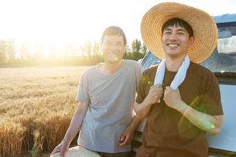 靠在车上的农民男人图片