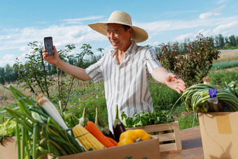 农民在线直播销售农产品种植氛围摄影