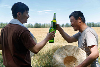 农民在麦田旁喝啤酒田地高质量场景