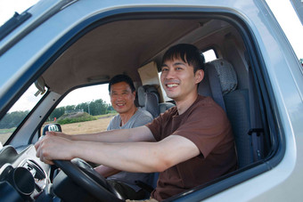 农民驾驶农用机动车东亚氛围图片