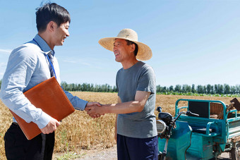 麦田里农民感谢科研人员东方人氛围场景