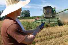 农民站在麦田里使用手机