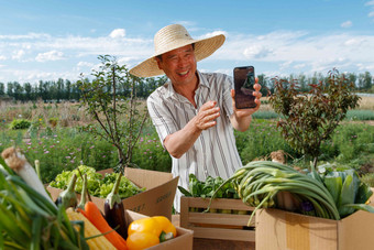 农民在线直播销售农产品手机写实相片