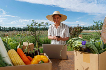 农民在线直播销售农产品收获高端摄影图