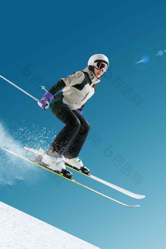 <strong>滑雪</strong>的青年女人