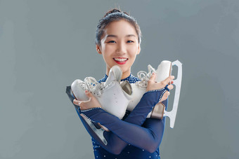 抱着冰刀鞋的年轻女人中国氛围图片