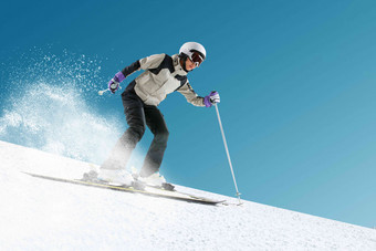 滑雪的青年女人活力高质量影相