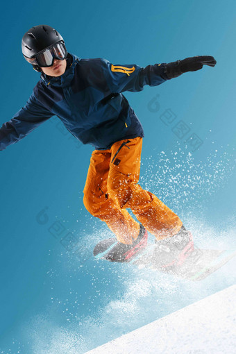 滑雪的青年男人