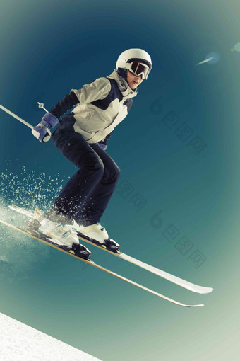滑雪的青年女人拿着写实摄影图
