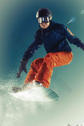 滑雪男人滑雪场微笑玩耍高端镜头