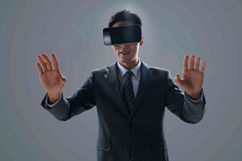 戴VR眼镜男士虚拟现实白领35岁到39岁