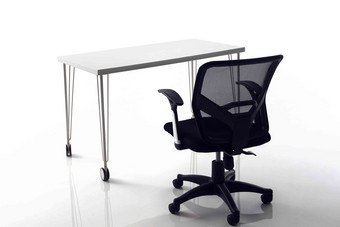 办公室内的<strong>办公桌</strong>和椅子