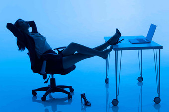 商务女士靠在椅子上休息水平构图高质量影相