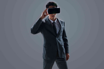 戴VR眼镜男士商务多媒体图片