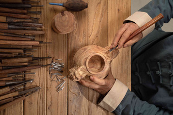 雕刻师和工作台上的大量<strong>工具</strong>木雕高端素材