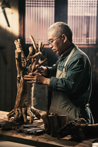 在树根上认真雕刻的工匠师传统文化高清拍摄