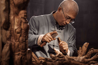 工匠师雕刻男人一个人传统文化高端素材