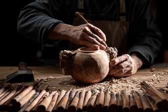 雕刻师在工作室里专注雕刻工艺品