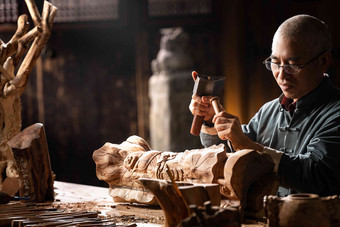 工匠师雕刻男人手艺中国文化场景