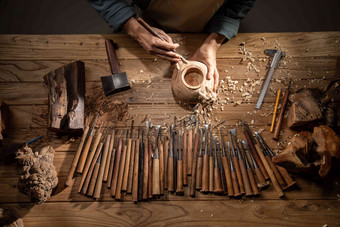 雕刻师和工作台上的大量工具男人氛围照片