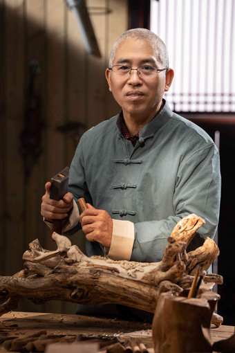 工匠师雕刻木制工作台中国人