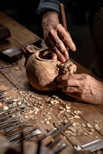 雕刻师和工作台上的大量工具中国元素高清照片