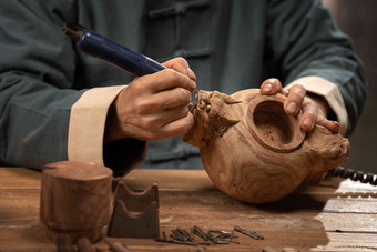 雕刻师在工作室里专注雕刻工艺品传统文化图片