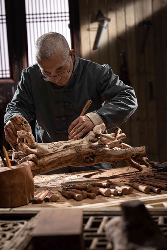 工匠师雕刻匠人木头民间艺术