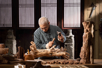 工匠师雕刻木雕工作台亚洲人