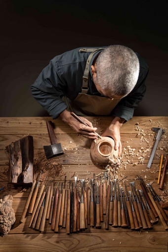 雕刻师和工作台上的大量工具木匠高质量摄影