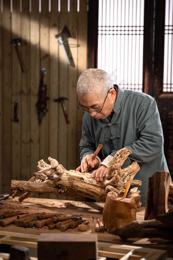 工匠师雕刻工具专注5到54岁