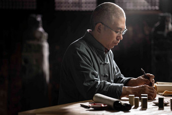 专家雕刻印章工作石块中国写实图片