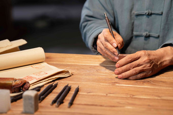 专家雕刻印章局部特写手艺高清镜头