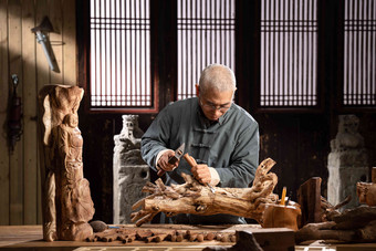 工匠师雕刻木制工艺品传统文化清晰图片