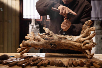 工匠木雕刻刀工作台高端照片