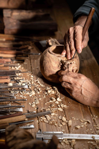 雕刻师和工作台上的大量<strong>工具</strong>木雕师氛围照片
