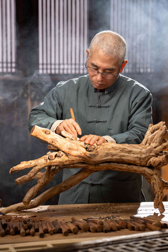 工匠师雕刻木雕一个人摄影高端照片