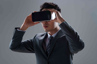 戴VR眼镜男士VR眼镜白领户内清晰拍摄