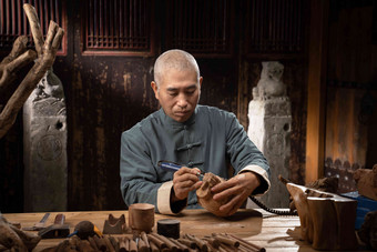 专注工作的雕刻大师木头氛围摄影