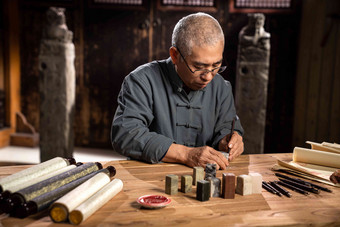 专家雕刻印章印章手工艺品中国文化高清图片