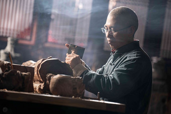 工匠师雕刻匠人工作台中国