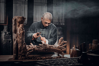 工匠师雕刻木工工作台人氛围素材