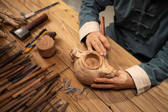 雕刻师和工作台上的大量工具木雕高清素材