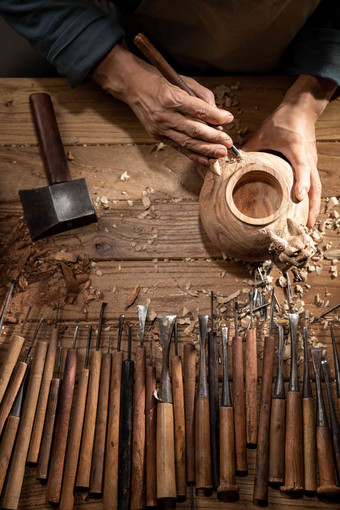 雕刻师和工作台上的大量工具木头高端影相