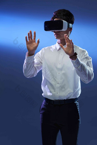 戴VR眼镜男士人工<strong>智能智能</strong>高清拍摄