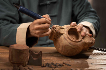 雕刻师在工作室里专注雕刻工艺品成年人写实素材