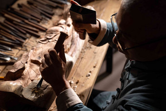 工匠师雕刻匠人专注中国文化