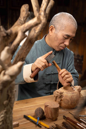 工匠师雕刻木制雕刻品中国人高清影相